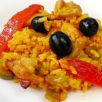 Arroz con pollo y aceitunas