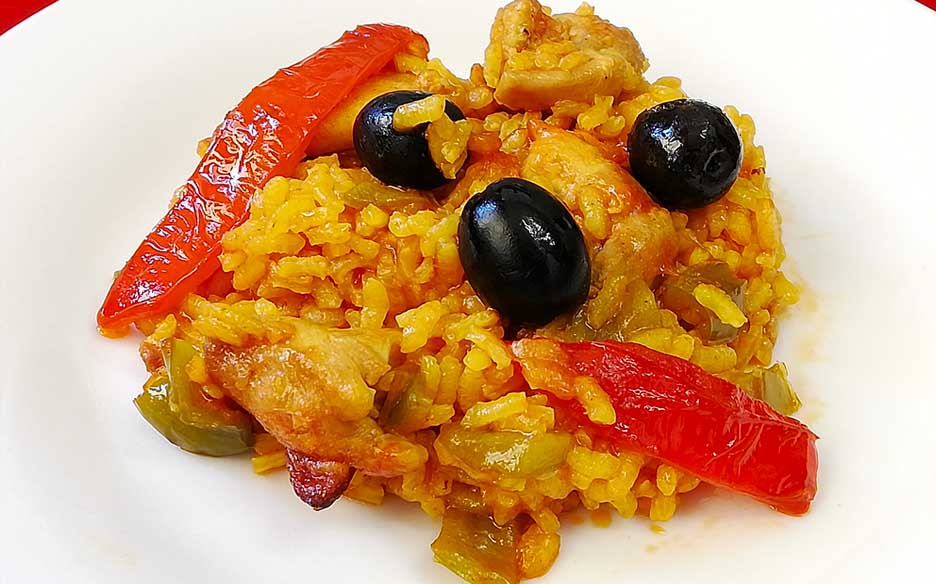 Arroz con pollo y aceitunas